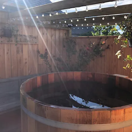 Le Poulailler & Sauna מלון אהבה *